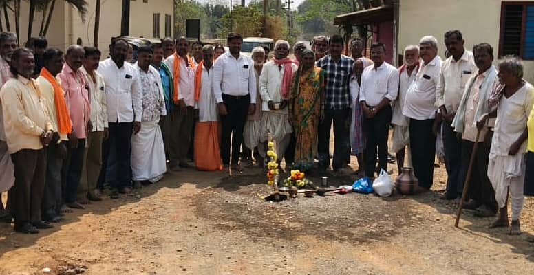 <div class="paragraphs"><p>ಕಲಘಟಗಿ ತಾಲ್ಲೂಕಿನ ಚಳಮಟ್ಟಿ ಗ್ರಾಮದ ಬೂದನಗುಡ್ಡ ಬಸವೇಶ್ವರ ದೇವಸ್ಥಾನಕ್ಕೆ ಸಂಪರ್ಕಿಸುವ ರಸ್ತೆಯ ₹25 ಲಕ್ಷ ಅನುದಾನದ ಕಾಂಕ್ರಿಟ್ ಕಾಮಗಾರಿಗೆ ವಿವಿಧ ಗ್ರಾಮದ ಹಿರಿಯರು ಚಾಲನೆ ನೀಡಿದರು</p></div>