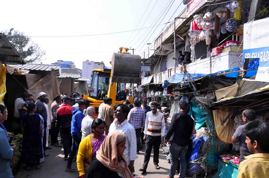 ಹಾಸನದ ಕಟ್ಟಿನಕೆರೆ ಮಾರುಕಟ್ಟೆಯಲ್ಲಿ ಮಂಗಳವಾರ ಅತಿಕ್ರಮಣ ತೆರವು ಕಾರ್ಯಾಚರಣೆ ನಡೆಯಿತು.