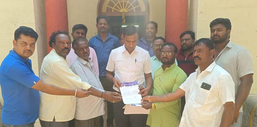 ಮಾಲೂರಿನಲ್ಲಿ ನಡೆಯುತ್ತಿರುವ ಜಲ ಜೀವನ್ ಮಿಷನ್ ಯೋಜನೆಯು ಅವೈಜ್ಞಾನಿಕವಾಗಿ ನಡೆಯುತ್ತಿದೆ ಎಂದು ಆರೋಪಿಸಿ ಕದಸಂಸ ಕಾರ್ಯಕರ್ತರು ನಗರಸಭೆ ಆಯುಕ್ತ ಮಹದೇವ್ ಅವರಿಗೆ ಮನವಿ ಸಲ್ಲಿಸಿದರು