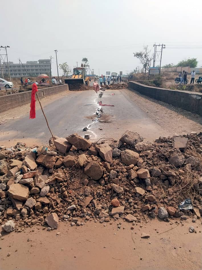 <div class="paragraphs"><p>ಗೋಕಾಕ ತಾಲ್ಲೂಕಿನ ಘಟಪ್ರಭಾ ಸಮೀಪ ಘಟಪ್ರಭಾ ಎಡದಂಡೆ ಕಾಲುವೆಗೆ ಅಡ್ಡಲಾಗಿ ಸುಮಾರು 50 ವರ್ಷಗಳ ಹಿಂದೆ ನಿರ್ಮಿಸಿದ ಹಳೆಯ ಸೇತುವೆಯಲ್ಲಿ ಬಿರುಕು ಕಾಣಿಸಿದ್ದರಿಂದ ಜನ ಹಾಗೂ ವಾಹನ ಸಂಚಾರ ಸ್ಥಗಿತಗೊಳಿಸಲಾಗಿದೆ</p></div>