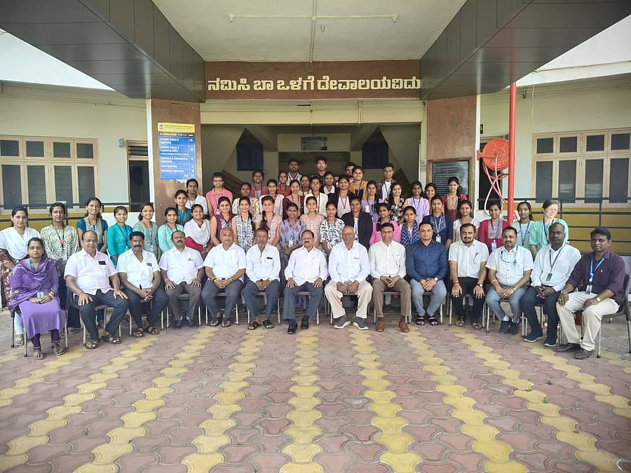 ನಿಪ್ಪಾಣಿಯಲ್ಲಿ ನಡೆದ ಕ್ಯಾಂಪಸ್ ಸಂದರ್ಶನದಲ್ಲಿ ಯಶಸ್ವಿಯಾದ ವಿದ್ಯಾರ್ಥಿಗಳನ್ನು ವಿದ್ಯಾ ಸಂವರ್ಧಕ ಮಂಡಳದ ಕಾರ್ಯಾಧ್ಯಕ್ಷ ಚಂದ್ರಕಾಂತ ಕೋಠಿವಾಲೆ , ಪಪ್ಪು ಪಾಟೀಲ, ಸಮೀರ ಬಾಗೇವಾಡಿ ಮತ್ತು ಸಂಚಾಲಕರು ಅಭಿನಂದಿಸಿದರು