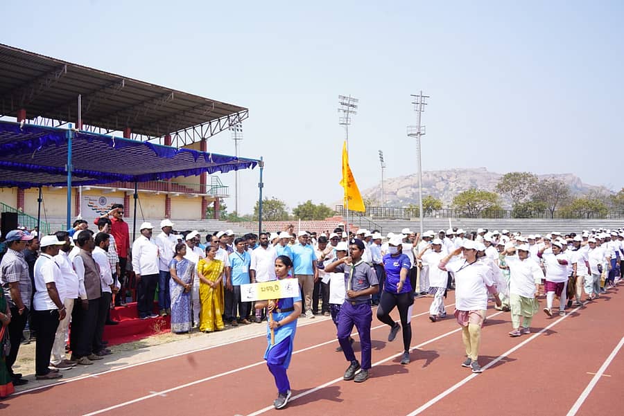 ಬಳ್ಳಾರಿ ನಗರದ ಜಿಲ್ಲಾ ಕ್ರೀಡಾಂಗಣದಲ್ಲಿ ಮಂಗಳವಾರ ಆಯೋಜಿಸಿದ್ದ ಬಳ್ಳಾರಿ ಜಿಲ್ಲಾ ಮಟ್ಟದ ರಾಜ್ಯ ಸರ್ಕಾರಿ ನೌಕರರ ಕ್ರೀಡಾಕೂಟ ಮತ್ತು ಸಾಂಸ್ಕೃತಿಕ ಸ್ಪರ್ಧೆ ಕಾರ್ಯಕ್ರಮದಲ್ಲಿ ಶಾಸಕ ನಾರಾ ಭರತ್‌ ರೆಡ್ಡಿ ಕವಾಯತು ತಂಡಗಳಿಂದ ಗೌರವ ವಂದನೆ ಸ್ವೀಕರಿಸಿದರು