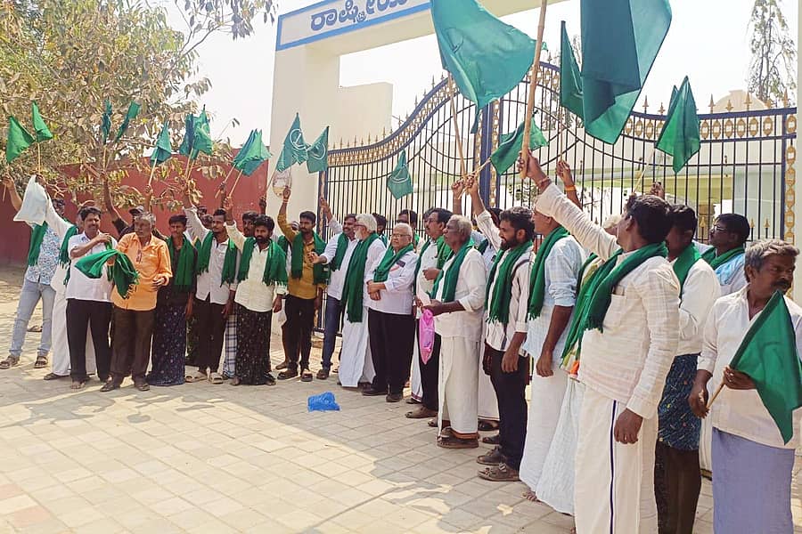 16ಕೆಡಿಎಲ್1: ಕೂಡ್ಲಿಗಿ ತಾಲ್ಲುಕಿನಲ್ಲಿ ಪವನ ವಿದ್ಯುತ್ ಹಾಗೂ ಸೋಲಾರ್ ವಿದ್ಯುತ್ ಕಂಪನಿಗಳು ರೈತರಿಗೆ ನೀಡುವ ತೊಂದರೆ ನಿವಾರಿಸಲು ಒತ್ತಾಯಿಸಿ ಕೂಡ್ಲಿಗಿ ಪಟ್ಟಣದ ಗಾಂಧಿ ಚಿತಾಭಸ್ಮವಿರುವ ಹುತಾತ್ಮರ ಸ್ಮಾರಕದ ಬಳಿ ಮಂಗಳವಾರ ರಾಜ್ಯ ರೈತ ಸಂಘದ ಪದಾಧಿಕಾರಿಗಳು ಹಾಗೂ ರೈತರು ಪ್ರತಿಭಟನೆ ನಡೆಸಿದರು.