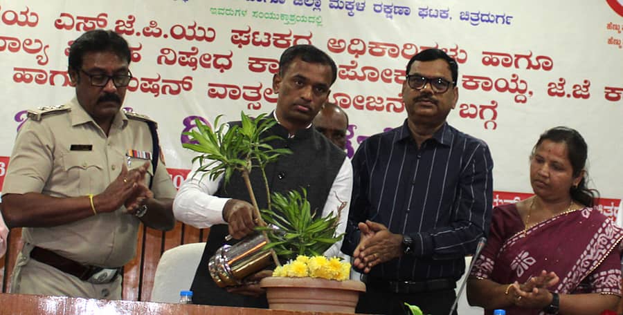 ಚಿತ್ರದುರ್ಗದ ಜಿಲ್ಲಾ ಪಂಚಾಯತಿ ಸಭಾಂಗಣದಲ್ಲಿ ಆಯೋಜಿಸಿದ್ದ ಮಿಷನ್‌ ವಾತ್ಸಲ್ಯ ಯೋಜನೆ ಕುರಿತ ತರಬೇತಿಯನ್ನು ಸದಸ್ಯ ಕೆ.ಟಿ. ತಿಪ್ಪೇಸ್ವಾಮಿ ಉದ್ಘಾಟಿಸಿದರು