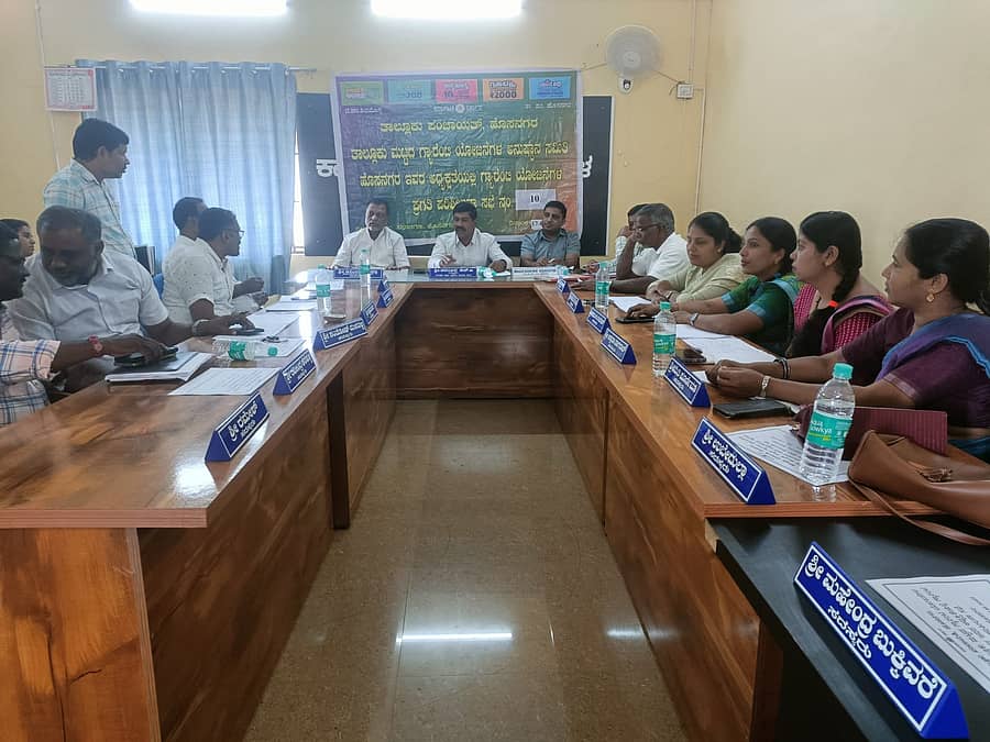 ಹೊಸನಗರ ತಾಲ್ಲೂಕು ಪಂಚಾಯಿತಿ ಸಭಾಂಗಣದಲ್ಲಿ ಗ್ಯಾರಂಟಿ ಯೋಜನೆಗಳ ಅನುಷ್ಠಾನ ಸಮಿತಿ ಪ್ರಗತಿ ಪರಿಶೀಲನಾ ಸಭೆ ನಡೆಯಿತು