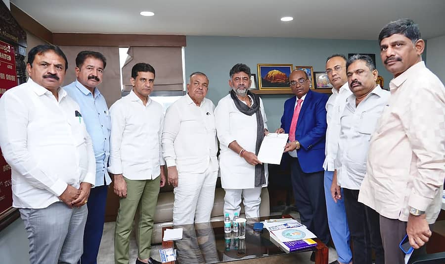 ಜಿ.ಎಸ್. ಸಂಗ್ರೇಶಿ ಅವರಿಗೆ ಡಿ.ಕೆ. ಶಿವಕುಮಾರ್ ಮನವಿ ಸಲ್ಲಿಸಿದರು. ಎ.ಸಿ. ಶ್ರೀನಿವಾಸ್, ಡಿ.ಟಿ. ಶ್ರೀನಿವಾಸ್,‌ ರಿಜ್ವಾನ್ ಅರ್ಷದ್, ರಾಮಲಿಂಗಾರೆಡ್ಡಿ, ದಿನೇಶ್ ಗುಂಡೂರಾವ್, ಪುಟ್ಟಣ್ಣ, ಡಿ.ಕೆ. ಸುರೇಶ್  ಜತೆಗಿದ್ದರು