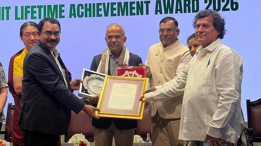 ಒಡಿಶಾದ ಭುವನೇಶ್ವರದ ಕಳಿಂಗಾ ಇನ್‌ಸ್ಟಿಟ್ಯೂಟ್‌ ಆಫ್‌ ಟೆಕ್ನಾಲಜಿಯ 22ನೇ ಸಂಸ್ಥಾಪನಾ ದಿನದ ಸಮಾರಂಭದಲ್ಲಿ ದ ‍ಪ್ರಿಂಟರ್ಸ್‌ ಮೈಸೂರು ಲಿಮಿಟೆಡ್‌ನ ನಿರ್ದೇಶಕ ಕೆ.ಎನ್‌.ಶಾಂತಕುಮಾರ್‌ ಅವರಿಗೆ ಜೀವಮಾನ ಸಾಧನೆ ಪ್ರಶಸ್ತಿ ನೀಡಿ ಗೌರವಿಸಲಾಯಿತು