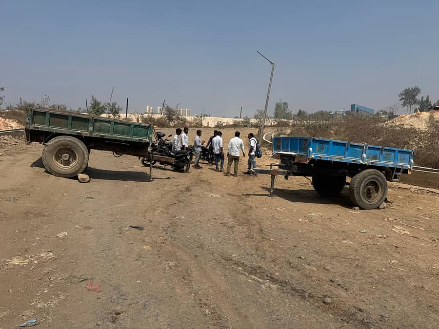 ಭೂ ಭರ್ತಿ ಪ್ರದೇಶಕ್ಕೆ ಲಾರಿಗಳು ಹೋಗದಂತೆ ಟ್ರ್ಯಾಕ್ಟರ್‌ಗಳನ್ನು ಅಡ್ಡ ನಿಲ್ಲಿಸಲಾಗಿದೆ