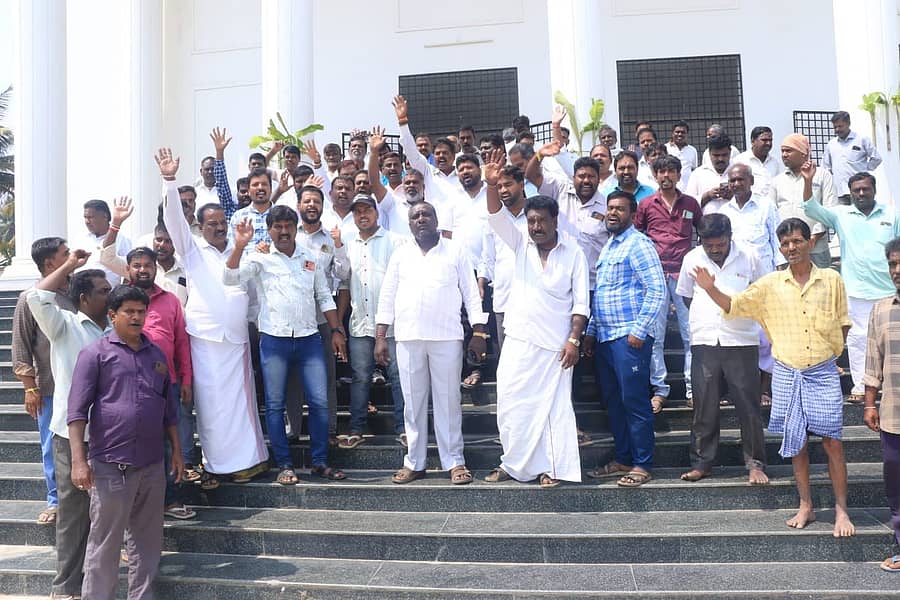 ಡಾ.ರಾಜಕುಮಾರ್ ಜಿಲ್ಲಾ ರಂಗಮಂದಿರದಲ್ಲಿ ಮಂಗಳವಾರ ಜಿಲ್ಲಾಡಳಿತದಿಂದ ಆಯೋಜಿಸಿದ್ದ ಸವಿತಾ ಮಹರ್ಷಿ ಜಯಂತಿಯಲ್ಲಿ ಅಧಿಕಾರಿಗಳು, ಜನಪ್ರತಿನಿಧಿಗಳು ಗೈರಾಗಿದ್ದನ್ನು ಖಂಡಿಸಿ ಸಮುದಾಯದ ಮುಖಂಡರು ಕಾರ್ಯಕ್ರಮ ಬಹಿಷ್ಕರಿಸಿ ಪ್ರತಿಭಟನೆ ನಡೆಸಿದರು 