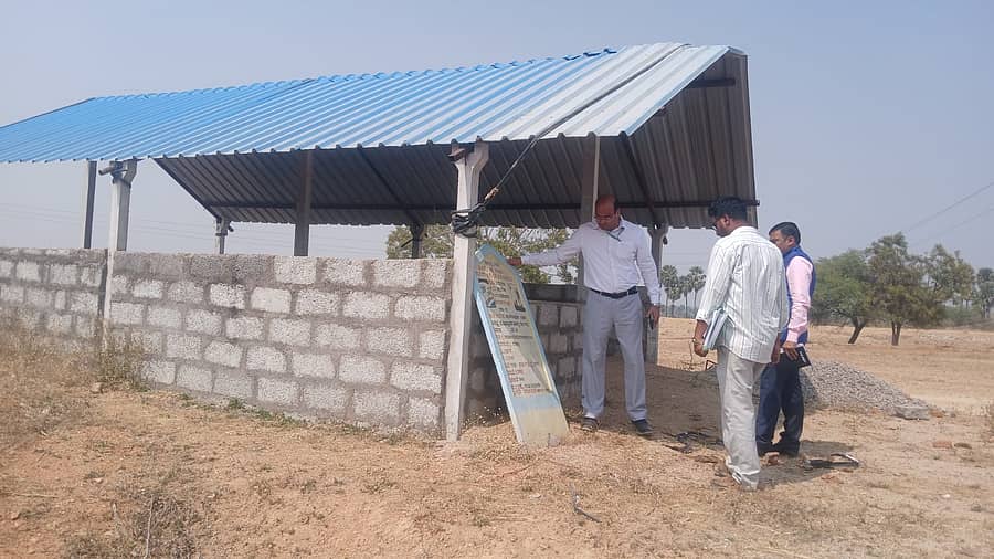 ರಾಯಚೂರು ತಾಲ್ಲೂಕಿನ ಚಂದ್ರಬಂಡಾ ವ್ಯಾಪ್ತಿಯಲ್ಲಿ ನಿರ್ಮಿಸಿದ ದನದ ಕೊಟ್ಟಿಗೆಯನ್ನು ಕೇಂದ್ರ ಆಡಿಟ್ ತಂಡದ ಅಧಿಕಾರಿ ಕುಮುದ್ ದುಬೆ ವೀಕ್ಷಿಸಿದರು