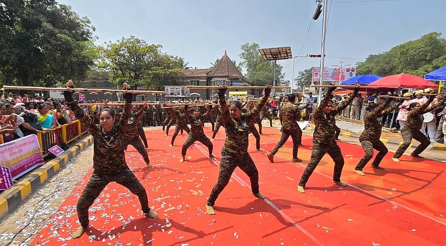 ಬೆಳಗಾವಿಯಲ್ಲಿ ಮಂಗಳವಾರ ‘ಅಕ್ಕ ಪಡೆ’ ಉದ್ಘಾಟನಾ ಸಮಾರಂಭದಲ್ಲಿ ಬೀದರ್‌ನ ಅಕ್ಕಪಡೆಯ ಸದಸ್ಯೆಯರು ಲಾಠಿ ವರಸೆ ಮೂಲಕ ಆತ್ಮರಕ್ಷಣಾ ಕಲೆ ಪ್ರದರ್ಶಿಸಿದರು 
ಪ್ರಜಾವಾಣಿ ಚಿತ್ರ: ಏಕನಾಥ ಅಗಸಿಮನಿ