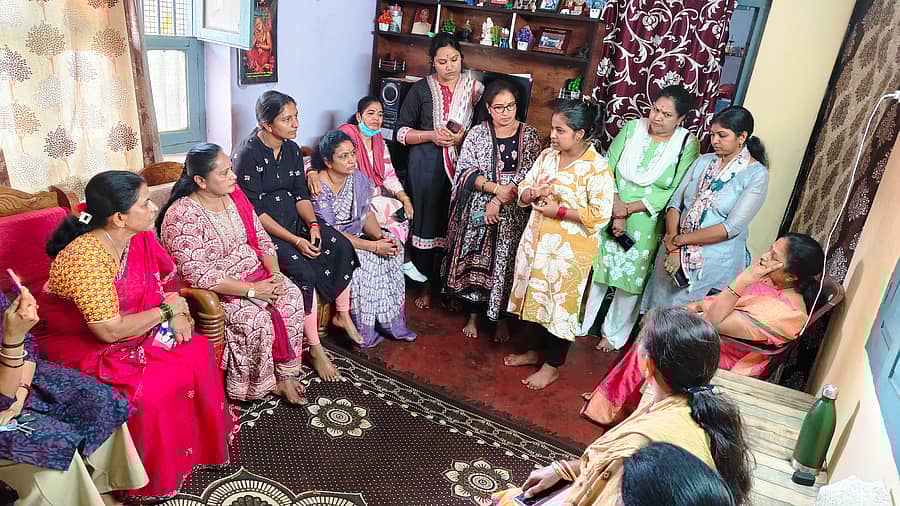 ಬಿಜೆಪಿ ಮಹಿಳಾ ಮೋರ್ಚಾ ಕಾರ್ಯಕರ್ತೆಯರು ಸುಧಾ ಅವರ ಮನೆಗೆ ಭೇಟಿ ನೀಡಿ ಮಾಹಿತಿ ಪಡೆದುಕೊಂಡರು