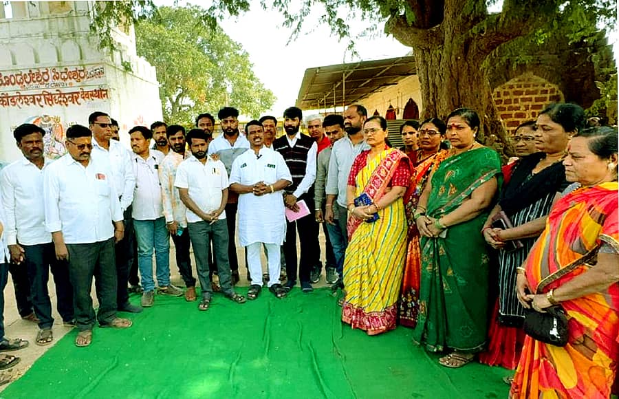 ಬಸವಕಲ್ಯಾಣದಲ್ಲಿ ಮಂಗಳವಾರ ನಡೆದ ಹಡಪದ ಸಮಾಜ ಸಂಘದ ಸಭೆಯಲ್ಲಿ ರಾಜ್ಯ ಮುಖಂಡ ಈರಣ್ಣ ಹಡಪದ ಮಾತನಾಡಿದರು. ಜಿಲ್ಲಾ ಘಟಕದ ಅಧ್ಯಕ್ಷ ದತ್ತಾತ್ರಿ ಬಾಂದೇಕರ್, ರಾಚಪ್ಪ ಹಡಪದ ಇದ್ದರು