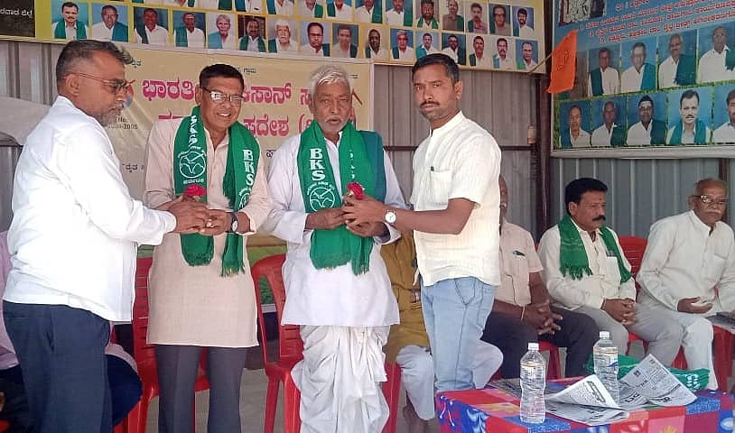 ಅಣ್ಣಿಗೇರಿ ಬಸ್ ನಿಲ್ದಾಣ ಹತ್ತಿರವಿರುವ ರೈತ ವೇದಿಕೆಯಲ್ಲಿ ನೂತನ ತಾಲ್ಲೂಕು ಭಾರತೀಯ ಕಿಸಾನ್‌ ಸಂಘಕ್ಕೆ ಚಾಲನೆ ನೀಡಲಾಯಿತು