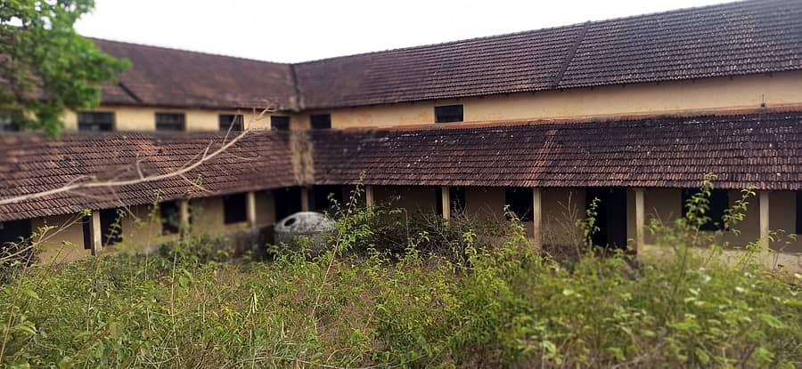 ಸೋಮವಾರಪೇಟೆ ತಾಲ್ಲೂಕು ಕ್ರೀಡಾಂಗಣದ ಬಳಿ ಇರುವ ಸರ್ಕಾರಿ ಕಟ್ಟಡ ಪಾಳು ಬಿದ್ದಿರುವುದು