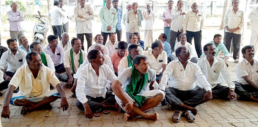 ಶಿಕಾರಿಪುರದ ಮೆಸ್ಕಾಂ ಕಚೇರಿ ಎದುರು ಮಂಗಳವಾರ ಈಸೂರು, ಹಿತ್ತಲ, ಮಾಡ್ರವಳ್ಳಿ ಗ್ರಾಮದ ರೈತರು ಅಸಮರ್ಪಕ ವಿದ್ಯುತ್ ಪೂರೈಕೆ ವಿರೋಧಿಸಿ ಪ್ರತಿಭಟನೆ ನಡೆಸಿದರು.