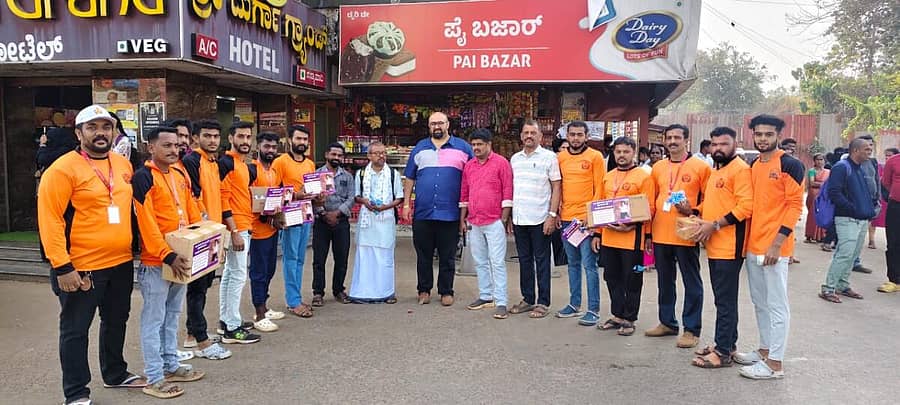 ಬೆಳ್ತಂಗಡಿ ಬಸ್ ನಿಲ್ದಾಣದ ಬಳಿ ಪೆನ್ ಮಾರುವ ಮೂಲಕ ರಾಜಕೇಸರಿ ಸಂಘಟನೆ ಸದಸ್ಯರು ಎಂಡೋಪೀಡಿತ ಮಗುವಿಗೆ ಆರ್ಥಿಕ ನೆರವು ಸಂಗ್ರಹಿಸಿದರು