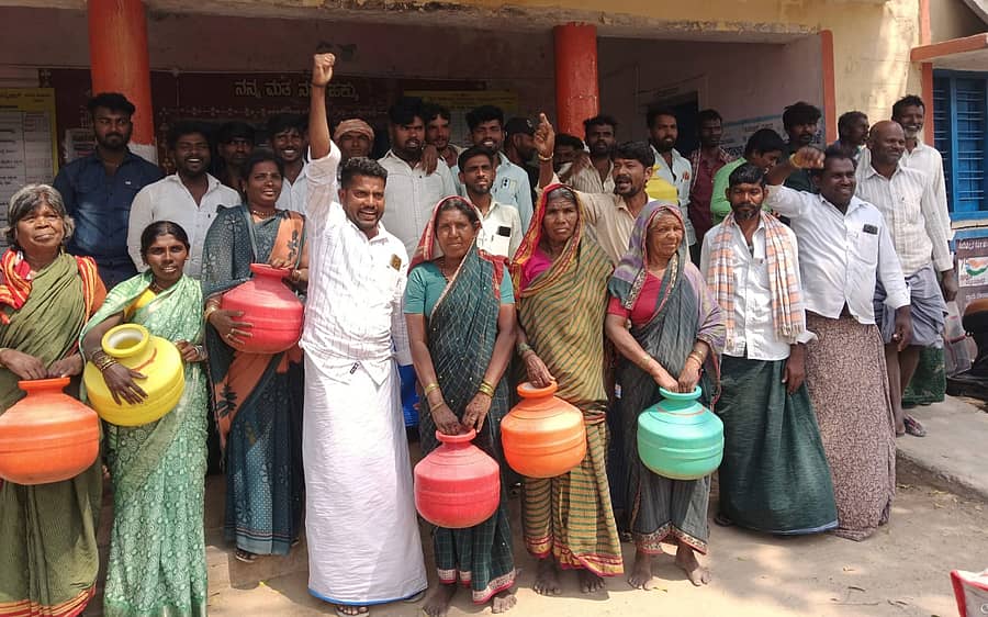 ಮಾನ್ವಿ ತಾಲ್ಲೂಕಿನ ಚಿಕ್ಕಕೊಟ್ನೆಕಲ್ ಗ್ರಾಮದಲ್ಲಿ ಕುಡಿಯುವ ನೀರು ಪೂರೈಸುವಲ್ಲಿ ಗ್ರಾಮ ಪಂಚಾಯಿತಿ ಆಡಳಿತ ವೈಫಲ್ಯ ಖಂಡಿಸಿ ಗ್ರಾಮಸ್ಥರು ಹಾಗೂ ಮಹಿಳೆಯರು ಖಾಲಿ ಕೊಡಗಳೊಂದಿಗೆ ಪ್ರತಿಭಟನೆ ನಡೆಸಿದರು