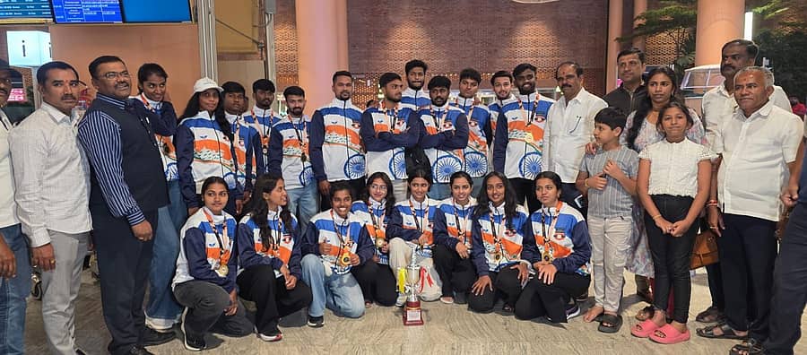 <div class="paragraphs"><p>ದೇವನಹಳ್ಳಿ ಕೆಂಪೇಗೌಡ ಅಂತರ ರಾಷ್ಟ್ರೀಯ ವಿಮಾನ ನಿಲ್ದಾಣದಲ್ಲಿ ಕಾಂಬೋಡಿಯಾದಲ್ಲಿ ನಡೆದ ಅಂತರರಾಷ್ಟ್ರೀಯ ಥ್ರೋಬಾಲ್ ಸ್ಪರ್ಧೆಯಲ್ಲಿ ಜಯ ಸಾಧಿಸಿ ತವರಿಗೆ ಮರಳಿದ ಭಾರತೀಯ ತಂಡವನ್ನು ಸ್ವಾಗತಿಸಿ ಅಭಿನಂದಿಸಲಾಯಿತು</p></div>