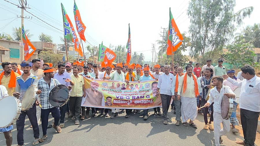 ಹೊನ್ನಾಳಿ ತಾಲ್ಲೂಕಿನ ಹನುಮಸಾಗರ ಗ್ರಾಮದಲ್ಲಿ ಮಾಜಿ ಸಚಿವ ಎಂ.ಪಿ.ರೇಣುಕಾಚಾರ್ಯ ಪಾದಯಾತ್ರೆ ನಡೆಸಿದರು