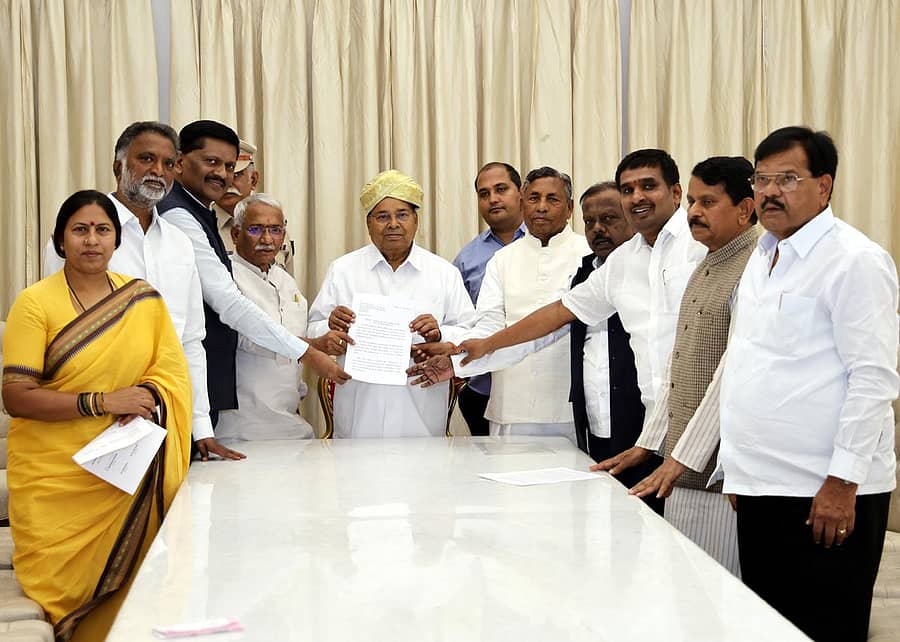 ಸಚಿವರಾದ ಕೆ.ಎಚ್.ಮುನಿಯಪ್ಪ, ಆರ್.ಬಿ.ತಿಮ್ಮಾಪುರ ನೇತೃತ್ವದ ನಿಯೋಗ ಒಳ ಮೀಸಲಾತಿ ಮಸೂದೆಗೆ ಅನುಮೋದನೆ ನೀಡುವಂತೆ ಕೋರಿ ರಾಜ್ಯಪಾಲ ಥಾವರಚಂದ್ ಗೆಹಲೋಟ್ ಅವರಿಗೆ ಮನವಿ ಸಲ್ಲಿಸಿತು.