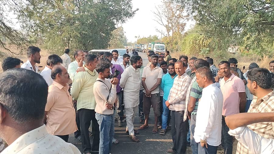 ದೊಡ್ಡಬಳ್ಳಾಪುರ ತಾಲ್ಲೂಕಿನ ಎಂ.ಎಸ್.ಜಿ.ಪಿ ಕಸ ವಿಲೇವಾರಿ ಘಟಕಕ್ಕೆ ಮಂಗಳವಾರ ಬಂದಿದ್ದ ಲಾರಿಗಳನ್ನು ಶಾಸಕರು ಹಾಗೂ ಸ್ಥಳೀಯರು ತಡೆದರು