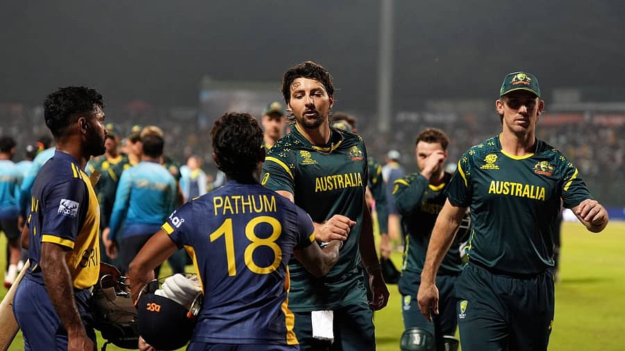 <div class="paragraphs"><p>ಶ್ರೀಲಂಕಾ ಆಟಗಾರರ ಕೈಕುಲುಕುತ್ತಿರುವ ಆಸ್ಟ್ರೇಲಿಯಾ ಕ್ರಿಕೆಟಿಗರು</p><p></p></div>