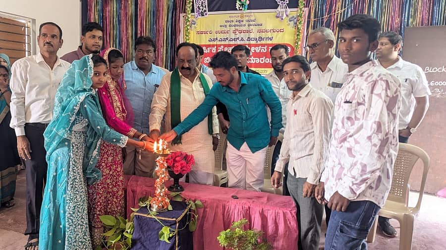 ನವಲಗುಂದ ಸ್ಥಳೀಯ ಸರ್ಕಾರಿ ಉರ್ದುಪ್ರೌಢ ಶಾಲೆಯಲ್ಲಿ ಎಸ್ಎಸ್ಎಲ್ಸಿ ವಿದ್ಯಾರ್ಥಿಗಳ ಬೀಳ್ಕೊಡುಗೆ ಸಮಾರಂಭವನ್ನು ಶಾಸಕ ಎನ್.ಎಚ್.ಕೋನರಡ್ಡಿ ಉದ್ಘಾಟಿಸಿದರು