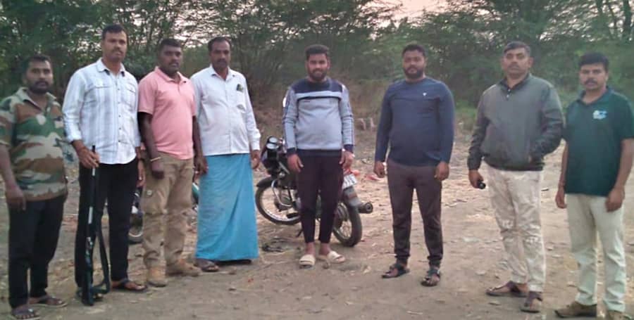 <div class="paragraphs"><p>ಯಳಂದೂರು ತಾಲ್ಲೂಕಿನ ಕೆಸ್ತೂರು ಹೊರ ವಲಯದಲ್ಲಿ ಮಂಗಳವಾರ ಚಿರತೆ ಸೆರೆಗೆ ಅರಣ್ಯ ಇಲಾಖೆ ಅಧಿಕಾರಿಗಳು ಗಸ್ತು ಹೆಚ್ಚಿಸಿದ್ದಾರೆ</p></div>