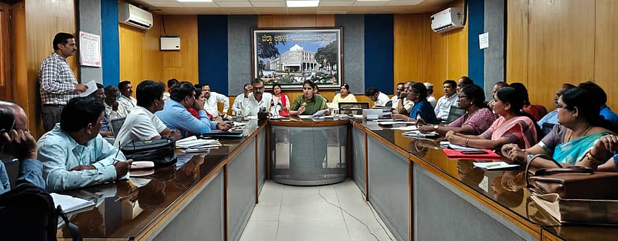 ಫೆ.28ರಿಂದ ಮಾರ್ಚ್‌17ರವರೆಗೆ ನಡೆಯುವ ದ್ವಿತೀಯ ಪಿಯುಸಿ ಪರೀಕ್ಷೆ ಪೂರ್ವಭಾವಿಯಾಗಿ ಬುಧವಾರ ಜಿಲ್ಲಾಡಳಿತ ಭವನದಲ್ಲಿರುವ ವೀಡಿಯೊ ಕಾನ್ಪರೆನ್ಸ್ ಸಭಾಂಗಣದಲ್ಲಿ ಜಿಲ್ಲಾಧಿಕಾರಿ ಶ್ರೀರೂಪಾ ನೇತೃತ್ವದಲ್ಲಿ ಸಭೆ ನಡೆಯಿತು