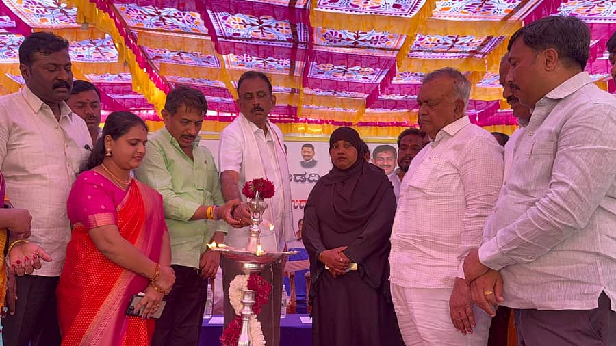 <div class="paragraphs"><p>ಬಿಡದಿ ಪಟ್ಟಣದ ಬಿಜಿಎಸ್ ವೃತ್ತದಲ್ಲಿರುವ ಬಸ್ ನಿಲ್ದಾಣದ ಪಕ್ಕ ನೂತನ ಇಂದಿರಾ ಕ್ಯಾಂಟೀನ್, ಶೌಚಾಲಯ, ಪುರಸಭೆಯ ನೂತನ ಕಟ್ಟಡ ಹಾಗೂ ನೆಲ್ಲಿಗುಡ್ಡ ಕೆರೆಯಲ್ಲಿ ಜಲಕ್ರೀಡೆಗಳಿಗೆ ಚಾಲನೆ ಸಮಾರಂಭವನ್ನು ಜಿಲ್ಲಾ ಉಸ್ತುವಾರಿ ಸಚಿವ ರಾಮಲಿಂಗಾ ರೆಡ್ಡಿ ಉದ್ಘಾಟಿಸಿದರು&nbsp;</p></div>