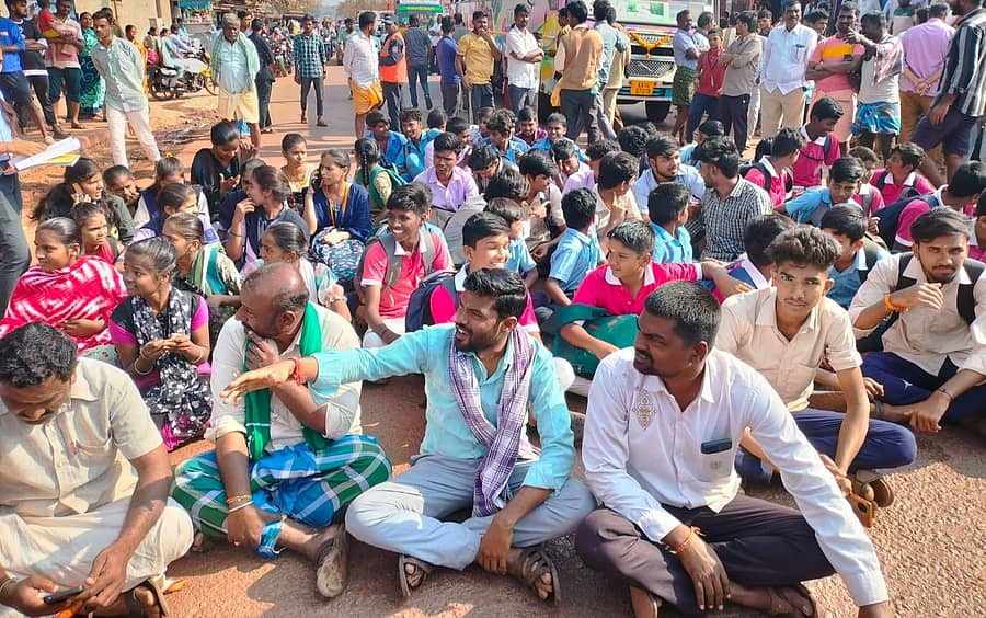 ಸಂಡೂರು ತಾಲ್ಲೂಕಿನ ಬನ್ನಿಹಟ್ಟಿ ಗ್ರಾಮದ ಕ್ರಾಸ್‌ನಲ್ಲಿ ಬುಧವಾರ ವಿದ್ಯಾರ್ಥಿಗಳು, ಸಾರ್ವಜನಿಕರು ಪ್ರತಿಭಟನೆ ನಡೆಸಿದರು