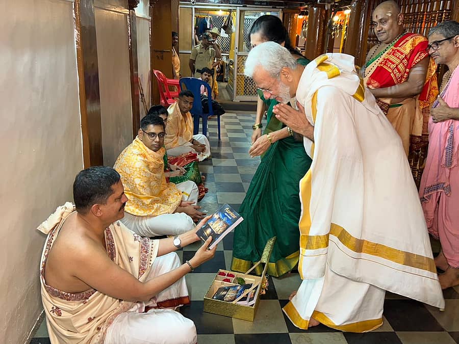 ಗೋಕರ್ಣದ ಮಹಾಬಲೇಶ್ವರನ ಸನ್ನಿಧಿಯಲ್ಲಿ ಮುಂಬಯಿಯ ಸಾಹಿತಿ ಶ್ರೀಪಾದ ಕಾಣೇಕರ್ ಸಂಗ್ರಹಿಸಿ ಮುದ್ರಿಸಿದ ಗೋಕರ್ಣ ಪುರಾಣ ಕೃತಿಯನ್ನು ದೇವಸ್ಥಾನದ ಮೇಲ್ವಿಚಾರಣಾ ಸಮಿತಿಯ ಉಪಾಧ್ಯಕ್ಷ ಹಾಗೂ ಜಿಲ್ಲಾ ಮತ್ತು ಸತ್ರ ನ್ಯಾಯಾಧೀಶ ಪರಮೇಶ್ವರ ಪಿ. ಅವರಿಗೆ ಅರ್ಪಿಸಿದರು. ಜಿಲ್ಲಾ ಪೊಲೀಸ್ ವರಿಷ್ಠಾಧಿಕಾರಿ ದೀಪನ್ ಎಂ.ಎನ್, ಕುಮಟಾ ಉಪವಿಭಾಗಾಧಿಕಾರಿ ಪಿ. ಶ್ರವಣಕುಮಾರ್ ಇದ್ದಾರ 