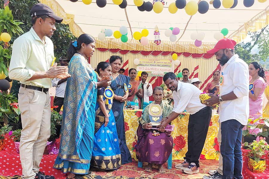 ನಾಪೋಕ್ಲು ಸಮೀಪದ ಯವಕಪಾಡಿ ಸರ್ಕಾರಿ ಕಿರಿಯ ಪ್ರಾಥಮಿಕ ಶಾಲಾ ವಾರ್ಷಿಕೋತ್ಸವ ಮತ್ತು ಕ್ರೀಡೋತ್ಸವದಲ್ಲಿ ಶಾಲೆಯ ಮುಖ್ಯ ಅಡುಗೆಯವರಾದ ಕಾತ್ಯಾಯಿನಿ ಅವರನ್ನು ಸನ್ಮಾನಿಸಲಾಯಿತು