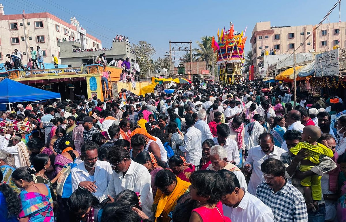 Karibasaveshwara Rathotsava in Yaragunte