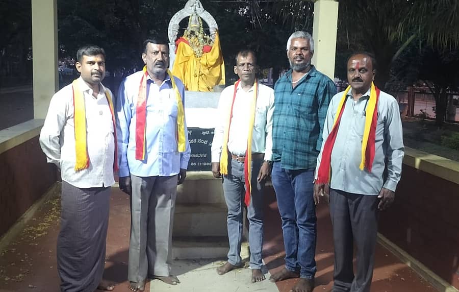 ಕರ್ನಾಟಕದ ಭಕ್ತರ ಮೇಲೆ ತಮಿಳುನಾಡಿನಲ್ಲಿ ಹಲ್ಲೆ ನಡೆಸಿರುವುದನ್ನು ಖಂಡಿಸಿ ಬುಧವಾರ ನಗರದ ಚಾಮರಾಜೇಶ್ವರ ಉದ್ಯಾನದಲ್ಲಿ ಭುವನೇಶ್ವರಿ ಪ್ರತಿಮೆ ಎದುರು ಕನ್ನಡಪರ ಹೋರಾಟಗಾರರು ಪ್ರತಿಭಟನೆ ನಡೆಸಿದರು