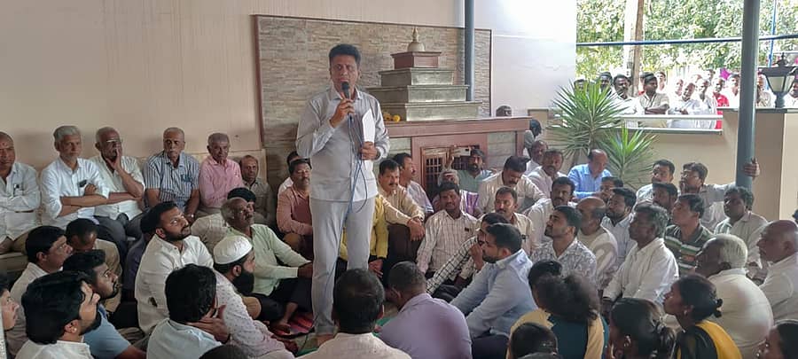 ಚಿಂತಾಮಣಿಯಯಲ್ಲಿ ಬುಧವಾರ ನಡೆದ ಕಾಂಗ್ರೆಸ್ ಮುಖಂಡರ ಸಭೆಯಲ್ಲಿ ಉನ್ನತ ಶಿಕ್ಷಣ ಸಚಿವ ಡಾ.ಎಂ.ಸಿ.ಸುಧಾಕರ್ ಮಾತನಾಡಿದರು