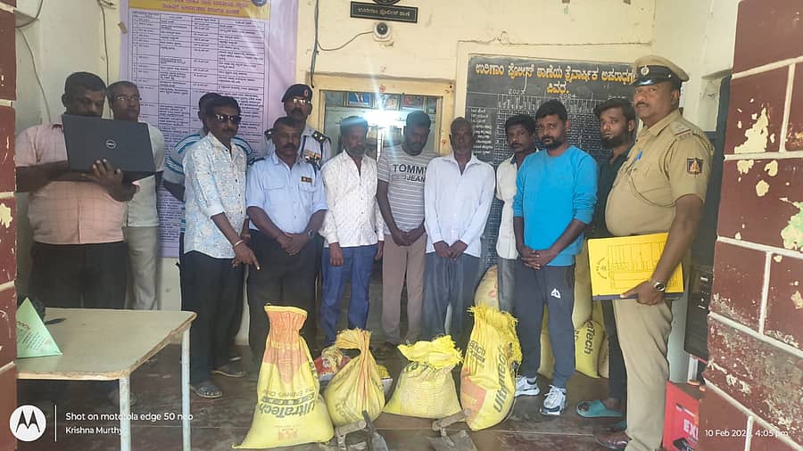 ಕೆಜಿಎಫ್ ಊರಿಗಾಂ ಪೊಲೀಸರು ಚಿನ್ನದ ಗಣಿಗೆ ಅಕ್ರಮವಾಗಿ ಪ್ರವೇಶಿಸಿ ಚಿನ್ನದ ಅದಿರಿನ ಮಣ್ಣನ್ನು ಕಳ್ಳತನ ಮಾಡಿದ್ದ ಆರೋಪಿಗಳನ್ನು ಬಂಧಿಸಿದ್ದಾರೆ