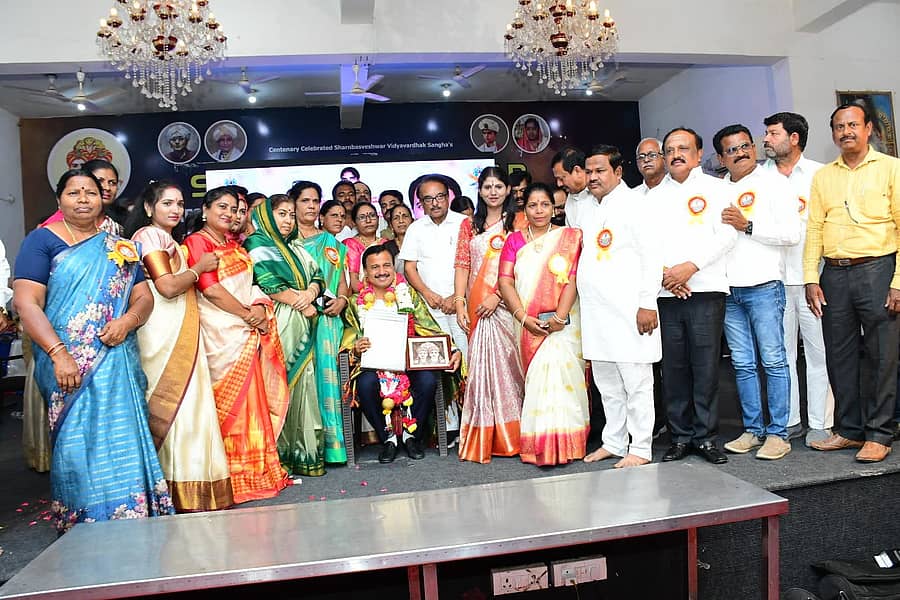 ಕಲಬುರಗಿಯ ಬಸವರಾಜಪ್ಪ ಅಪ್ಪ ಸ್ಮಾರಕ ಭವನದಲ್ಲಿ ಬುಧವಾರ ಕರ್ನಾಟಕ ರಾಜ್ಯ ಸರ್ಕಾರಿ ಮಹಿಳಾ ನೌಕರರ ಸಂಘದ ಜಿಲ್ಲಾ ಘಟಕದ ವತಿಯಿಂದ ಸರ್ಕಾರಿ ನೌಕರರ ಸಂಘದ ರಾಜ್ಯ ಘಟಕದ ಅಧ್ಯಕ್ಷ ಸಿ.ಎಸ್. ಷಡಾಕ್ಷರಿ ಅವರನ್ನು ಸನ್ಮಾನಿಸಿ, ಅಭಿನಂದಿಸಲಾಯಿತು