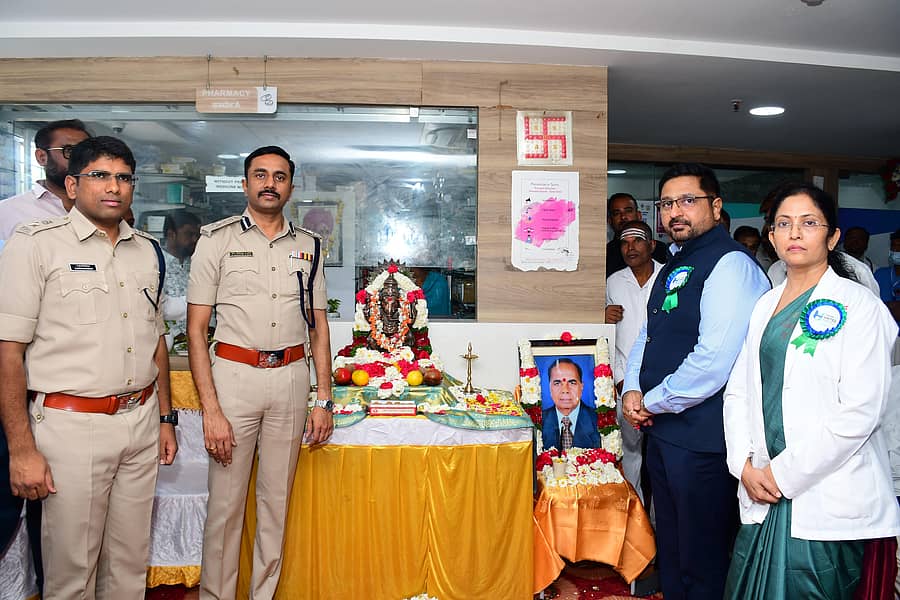ಕಲಬುರಗಿಯ ಯುನೈಟೆಡ್ ಆಸ್ಪತ್ರೆಯ 14ನೇ ವಾರ್ಷಿಕೋತ್ಸವದಲ್ಲಿ ಗಣೇಶ ಮೂರ್ತಿ ಮತ್ತು ಡಾ.ಎಸ್.ಎಸ್. ಸಿದ್ಧಾರೆಡ್ಡಿ ಅವರ ಭಾವಚಿತ್ರಕ್ಕೆ ಪೂಜೆ ಸಲ್ಲಿಸಲಾಯಿತು. ನಗರ ಪೊಲೀಸ್ ಕಮಿಷನರ್ ಶರಣಪ್ಪ ಎಸ್.ಡಿ., ಎಸ್ಪಿ ಅಡ್ಡೂರು ಶ್ರೀನಿವಾಸುಲು, ಡಾ.ವಿಕ್ರಮ್ ಸಿದ್ದಾರೆಡ್ಡಿ, ಡಾ.ವೀಣಾ ಸಿದ್ದಾರೆಡ್ಡಿ ಇದ್ದರು