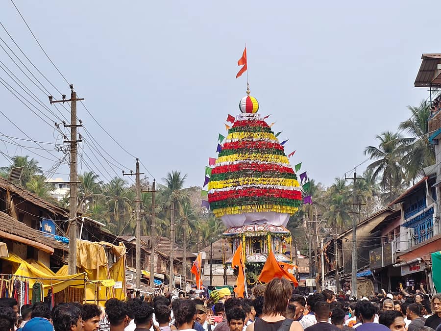 ಗೋಕರ್ಣದ ರಥಬೀದಿಯಲ್ಲಿ ಚಲಿಸುತ್ತಿರುವ ಶ್ರೀ ಮಹಾಬಲೇಶ್ವರನ ಬ್ರಹ್ಮರಥ.  