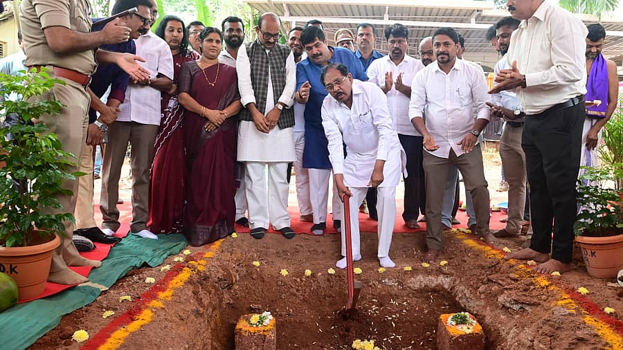 ಮಂಗಳೂರಿನ ಪೊಲೀಸ್ ಲೇನ್‍ನಲ್ಲಿ ಮಂಗಳೂರು ನಗರ ಮತ್ತು ಜಿಲ್ಲಾ ಪೊಲೀಸ್ ಅಧಿಕಾರಿ-ಸಿಬ್ಬಂದಿಯ ನೂತನ ವಸತಿಗೃಹಗಳ ಕಾಮಗಾರಿಗೆ ಗೃಹ ಸಚಿವ ಜಿ.ಪರಮೇಶ್ವರ ಅವರು ಮಂಗಳವಾರ ಶಂಕುಸ್ಥಾ‍ಪನೆ ನೆರವೇರಿಸಿದರು.  ಪ್ರಜಾವಾಣಿ ಚಿತ್ರ