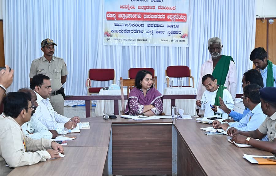 ನವಲಗುಂದ ತಹಶೀಲ್ದಾರ್ ಕಚೇರಿಯಲ್ಲಿ ಜಿಲ್ಲಾಧಿಕಾರಿ ಸ್ನೇಹಲ್ ಆರ್. ಅವರು ಸಾರ್ವಜನಿಕರ ಮನವಿ ಸ್ವೀಕರಿಸಿ ರೈತರ ಅಹವಾಲು ಆಲಿಸಿದರು