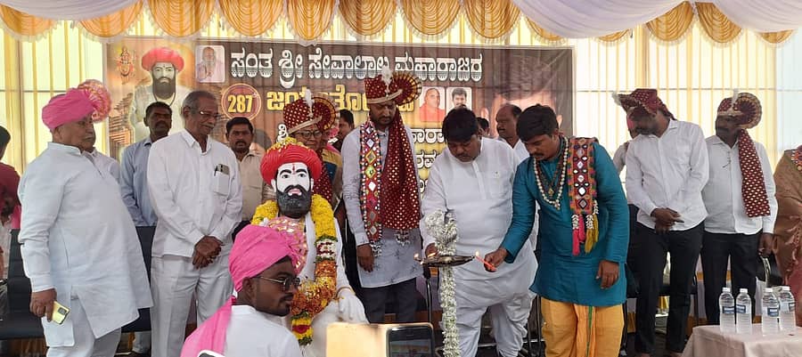 ಸೈದಾಪುರ ಪಟ್ಟಣದಲ್ಲಿ ಬಂಜಾರ ಸಮುದಾಯದ ವತಿಯಿಂದ ಸಂತ ಸೇವಲಾಲರ 287ನೇ ಜಯಂತ್ಯುತ್ಸವ ಕಾರ್ಯಕ್ರಮವನ್ನು ಶಾಸಕ ಶರಣಗೌಡ ಕಂದಕೂರ ಹಾಗೂ ಇತರರು ಉದ್ಘಾಟಿಸಿದರು