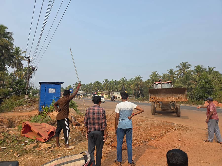 ಭಟ್ಕಳದ ಮಾರುತಿನಗದರಲ್ಲಿ ಯುಜಿಡಿ ನೀರು ಸೋರಿಕೆಯಾದ ಬಗ್ಗೆ ಪುರಸಭೆಯ ಸಿಬ್ಬಂದಿ ಪರಿಶೀಲನೆ ನಡೆಸುತ್ತಿರುವುದು