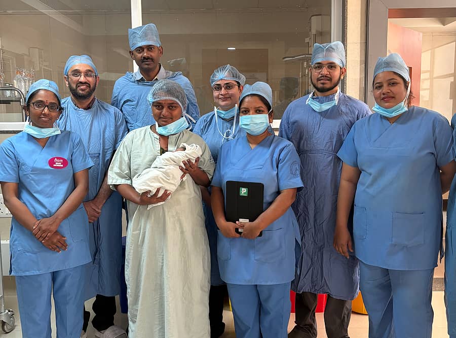 ಮಾರಣಾಂತಕ ಕಾಯಿಲೆಯಿಂದ ಬಳಲುತ್ತಿದ್ದ ಹಸುಳೆಗೆ ಬೆಳಗಾವಿ ಕೆಎಲ್‌ಇ ಸಂಸ್ಥೆಯ ಡಾ.ಪ್ರಭಾಕರ ಕೋರೆ ಆಸ್ಪತ್ರೆ ಹಾಗೂ ವೈದ್ಯಕೀಯ ಸಂಶೋಧನಾ ಕೇಂದ್ರದಲ್ಲಿ, ಚಿಕ್ಕಮಕ್ಕಳ ತಜ್ಞ ಶಸ್ತ್ರಚಿಕಿತ್ಸಕ ಡಾ.ಸಂತೋಷ ಕುರಬೆಟ್ ಅವರ ತಂಡ ಶಸ್ತ್ರಚಿಕಿತ್ಸೆ ನೆರವೇರಿಸಿ ಮರುಜನ್ಮ ನೀಡಿತು. ಬಾಣಂತಿ ಜತೆಗೆ ವೈದ್ಯರ ತಂಡವೂ ಇದೆ