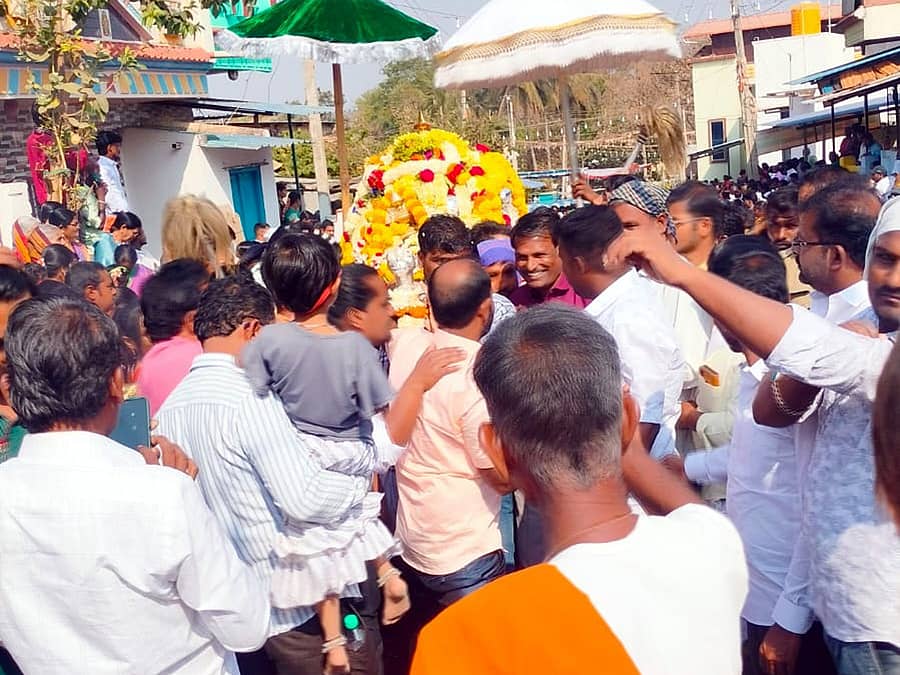 ಬ್ಯಾಡಗಿ ತಾಲ್ಲೂಕಿನ ಕಾಗಿನಲೆಯಲ್ಲಿ ನಡೆದ ಸಂಗಮೇಶ್ವರ ಜಾತ್ರಾ ಮಹೋತ್ಸವದಲ್ಲಿ ಹುಣಸಗಿ ತಾಲ್ಲೂಕಿನ ಕೊಡೇಕಲ್ಲ ಹಾಗೂ ಸುತ್ತಮುತ್ತಲಿನ ಗ್ರಾಮಗಳ ಭಕ್ತರಿಂದ ಅದ್ದೂರಿ ಪಲ್ಲಕ್ಕಿ ಉತ್ಸವ ನೆರವೆರಿತು