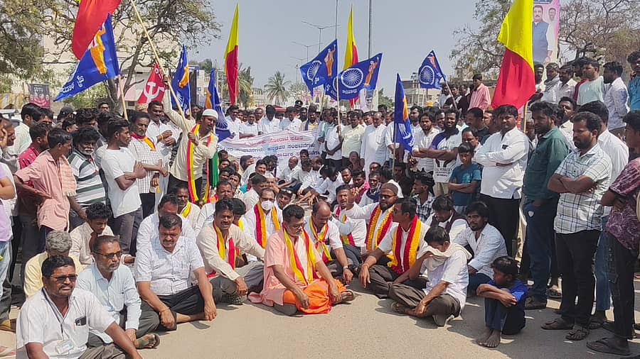 ಪ್ರಗತಿಪರ ಸಂಘಟನೆಗಳ ಮುಖಂಡರು ಹಾಗೂ ಸಾರ್ವಜನಿಕರು ಮುದಗಲ್ ತಾಲ್ಲೂಕು ಘೋಷಣೆಗಾಗಿ ಪ್ರತಿಭಟನೆ ನಡೆಸಿದರು