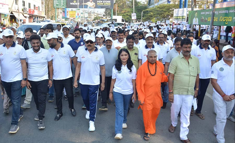 ಹಾಸನದಲ್ಲಿ ಬುಧವಾರ ನಶಾ ಮುಕ್ತ ಅಭಿಯಾನ ಹಾಗೂ ಅಂಗಾಂಗ ಜಾಗೃತಿ ಜಾಥಾ ನಡೆಯಿತು. ಸಂಸದ ಶ್ರೇಯಸ್ ಪಟೇಲ್‌, ಶಾಸಕ ಸ್ವರೂಪ್‌ ಪ್ರಕಾಶ್‌, ಬಿ.ಸಿ. ಭಗವಾನ್‌, ಜಿಲ್ಲಾಧಿಕಾರಿ ಕೆ.ಎಸ್‌.ಲತಾಕುಮಾರಿ, ಸೋಮಶೇಖರ ಶಿವಾಚಾರ್ಯ ಸ್ವಾಮೀಜಿ ಹೆಜ್ಜೆ ಹಾಕಿದರು.