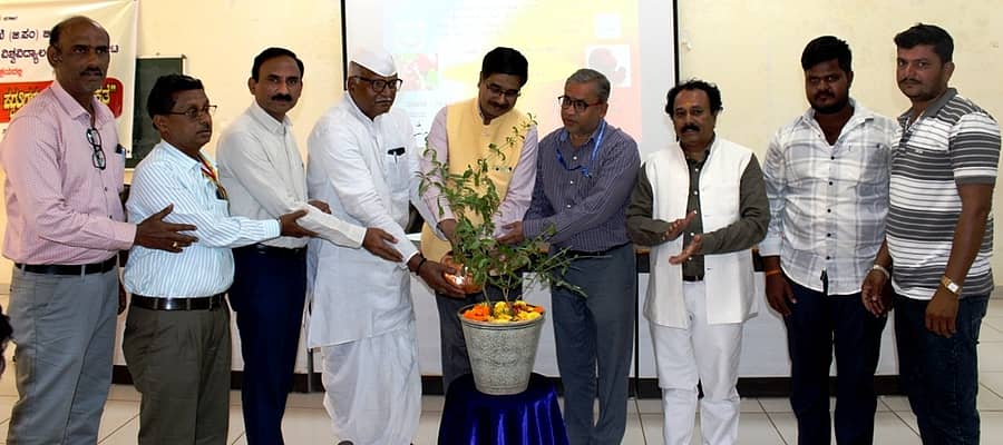 ಬಾಗಲಕೋಟೆ ತೋಟಗಾರಿಕೆ ವಿವಿಯಲ್ಲಿ ಜರುಗಿದ ದಾಳಿಂಬೆ ಬೆಳೆಯ ವೈಜ್ಞಾನಿಕ ಬೇಸಾಯ ಪದ್ಧತಿ ಕುರಿತ ತರಬೇತಿ ಕಾರ್ಯಕ್ರಮವನ್ನು ಡಾ.ತಮ್ಮಯ್ಯ ಉದ್ಘಾಟಿಸಿದರು